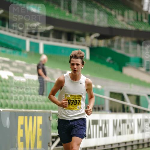 13.09.2026 - 21. swb-Marathon Bremen Michael Burmester http://msf.ph/oto/10427986 13.09.2026 10:19:04 Laufen im Stadion 10366, 10475, 11481, 11652, 12457, 12458, 13504, 13530, 13533, 13534, 13536, 13541, 13543, 13550, 13554, 13564, 13571, 13572, 13573, 13581, 13582, 13599, 13602, 13603, 13618, 13622, 13630, 13632, 13638, 13639, 13643, 12272, 13525, 13547, 13627 meine-sportfotos.de