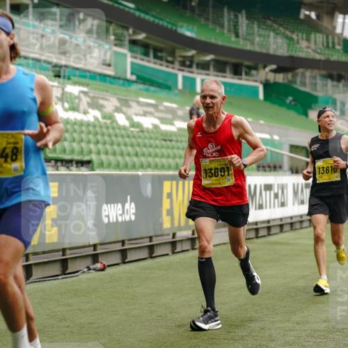 13.09.2026 - 21. swb-Marathon Bremen Michael Burmester http://msf.ph/oto/10428120 13.09.2026 10:19:28 Laufen im Stadion 10366, 10475, 11197, 11418, 11481, 11652, 12358, 12413, 12457, 13530, 13533, 13534, 13536, 13540, 13541, 13543, 13550, 13554, 13560, 13564, 13571, 13572, 13573, 13581, 13582, 13599, 13601, 13602, 13605, 13610, 13618, 13622, 13632, 13638, 13639, 13643, 10597, 12272, 13501, 13515, 13517, 13525, 13547, 13567, 13627, 13635 meine-sportfotos.de