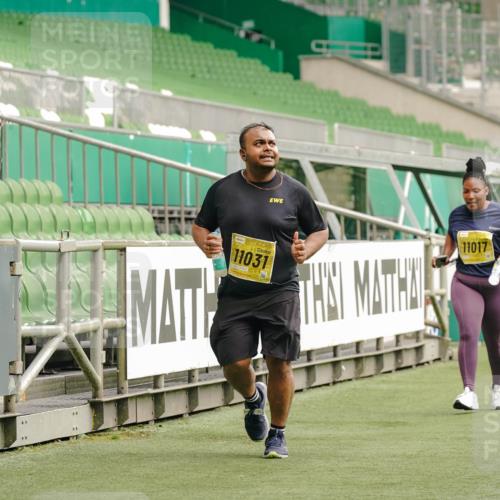 13.09.2026 - 21. swb-Marathon Bremen Michael Burmester http://msf.ph/oto/10428176 13.09.2026 10:52:53 Laufen im Stadion 10317, 10387, 10650, 10967, 10968, 11017, 11025, 11161, 11195, 11341, 11444, 11538, 12416, 12546, 10407, 10413, 10627, 10667, 10710, 10754, 11031, 11254, 11541, 11712, 11780, 11851, 11942, 11980, 12440, 12542 meine-sportfotos.de