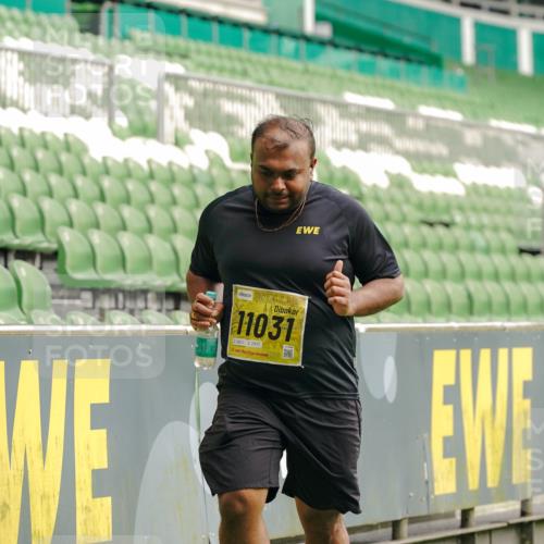 13.09.2026 - 21. swb-Marathon Bremen Michael Burmester http://msf.ph/oto/10428203 13.09.2026 10:52:56 Laufen im Stadion 10317, 10387, 10650, 10967, 10968, 11017, 11025, 11161, 11195, 11341, 11444, 11538, 12416, 12546, 10407, 10413, 10627, 10667, 10710, 10754, 11031, 11254, 11266, 11541, 11712, 11780, 11851, 11942, 11980, 12440, 12542 meine-sportfotos.de