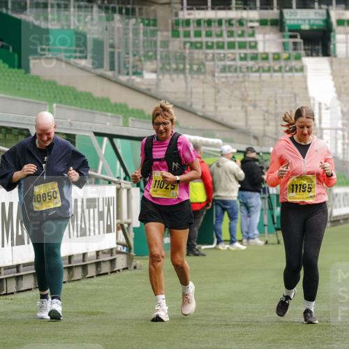 13.09.2026 - 21. swb-Marathon Bremen Michael Burmester http://msf.ph/oto/10428496 13.09.2026 10:54:36 Laufen im Stadion 12163, 10387, 10533, 10534, 10573, 10627, 10650, 10667, 10968, 11025, 11031, 11195, 11266, 11352, 11496, 11780, 11807, 12377, 12408, 12535, 12546 meine-sportfotos.de