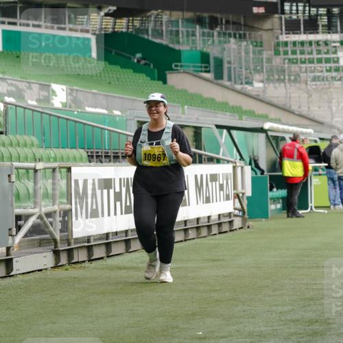 13.09.2026 - 21. swb-Marathon Bremen Michael Burmester http://msf.ph/oto/10428842 13.09.2026 10:55:11 Laufen im Stadion 12163, 10387, 10533, 10534, 10573, 10650, 10967, 10968, 11017, 11025, 11161, 11195, 11341, 11352, 11444, 11496, 11538, 11807, 12377, 12408, 12535, 12546 meine-sportfotos.de