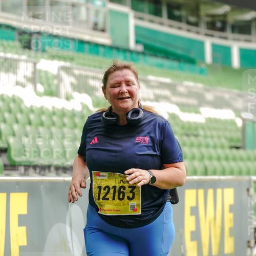 13.09.2026 - 21. swb-Marathon Bremen Michael Burmester http://msf.ph/oto/10428934 13.09.2026 10:55:56 Laufen im Stadion 10317, 10387, 10650, 10967, 10968, 11017, 11025, 11161, 11195, 11341, 11444, 11538, 12377, 12408, 12416, 12546 meine-sportfotos.de