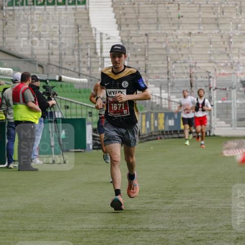 13.09.2026 - 21. swb-Marathon Bremen Michael Burmester http://msf.ph/oto/10429456 13.09.2026 12:10:02 Laufen im Stadion 692, 1046, 1671, 2054, 176, 1091, 1681 meine-sportfotos.de