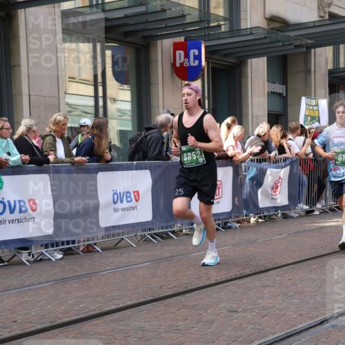 13.09.2026 - 21. swb-Marathon Bremen Strokosch-Dieckow http://msf.ph/oto/10429457 13.09.2026 13:09:14 Ziel 195, 1034, 3197, 4473, 4782, 4895, 5111, 6652, 8759, 9241, 9789, 9866, 1241, 1925, 2287, 2291, 2909, 4384, 4898, 5383, 5517, 5636, 5696, 7262, 8120, 8830, 9904, 9911, 10044 meine-sportfotos.de