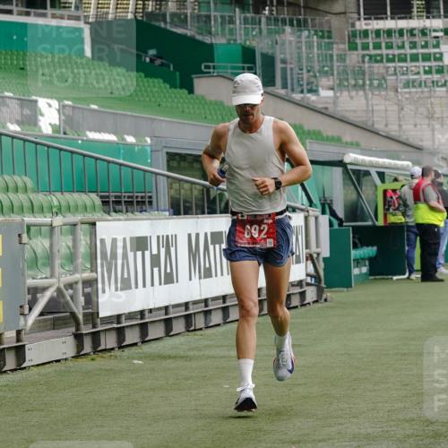 13.09.2026 - 21. swb-Marathon Bremen Michael Burmester http://msf.ph/oto/10429468 13.09.2026 12:10:08 Laufen im Stadion 692, 1046, 1671, 2054, 176, 1091, 1681 meine-sportfotos.de