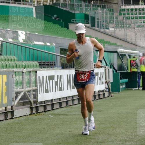 13.09.2026 - 21. swb-Marathon Bremen Michael Burmester http://msf.ph/oto/10429481 13.09.2026 12:10:09 Laufen im Stadion 692, 1046, 1671, 2054, 176, 1091, 1681 meine-sportfotos.de
