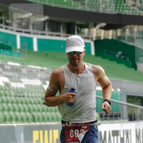 13.09.2026 - 21. swb-Marathon Bremen Michael Burmester http://msf.ph/oto/10429491 13.09.2026 12:10:10 Laufen im Stadion 692, 1046, 1671, 2054, 176, 1091, 1681 meine-sportfotos.de