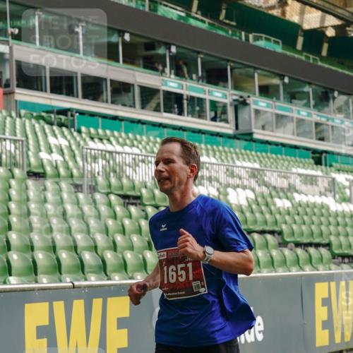 13.09.2026 - 21. swb-Marathon Bremen Michael Burmester http://msf.ph/oto/10429571 13.09.2026 12:11:10 Laufen im Stadion 614, 1046, 1651, 1671, 2054, 1091 meine-sportfotos.de
