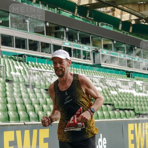 13.09.2026 - 21. swb-Marathon Bremen Michael Burmester http://msf.ph/oto/10429745 13.09.2026 12:12:25 Laufen im Stadion 317, 443, 614, 796, 1651, 692 meine-sportfotos.de