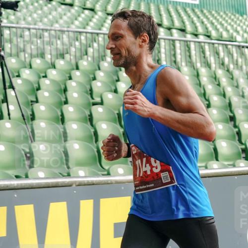 13.09.2026 - 21. swb-Marathon Bremen Michael Burmester http://msf.ph/oto/10429760 13.09.2026 12:12:58 Laufen im Stadion 317, 443, 614, 796, 1149, 692 meine-sportfotos.de