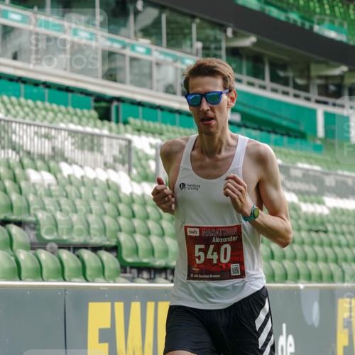 13.09.2026 - 21. swb-Marathon Bremen Michael Burmester http://msf.ph/oto/10429802 13.09.2026 12:13:43 Laufen im Stadion 245, 317, 443, 540, 796, 822, 1149, 692, 1046, 1651, 1671, 2054 meine-sportfotos.de