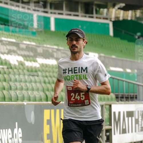 13.09.2026 - 21. swb-Marathon Bremen Michael Burmester http://msf.ph/oto/10429837 13.09.2026 12:14:08 Laufen im Stadion 245, 317, 540, 822, 1149, 1046, 1651, 1671, 2054 meine-sportfotos.de