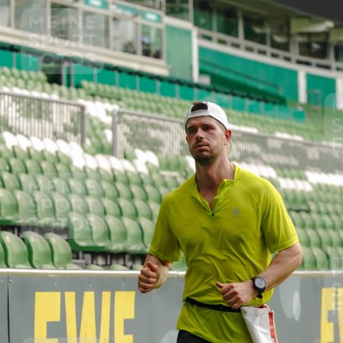 13.09.2026 - 21. swb-Marathon Bremen Michael Burmester http://msf.ph/oto/10429855 13.09.2026 12:14:12 Laufen im Stadion 245, 540, 822, 1149, 1046, 1651, 1671, 2054 meine-sportfotos.de