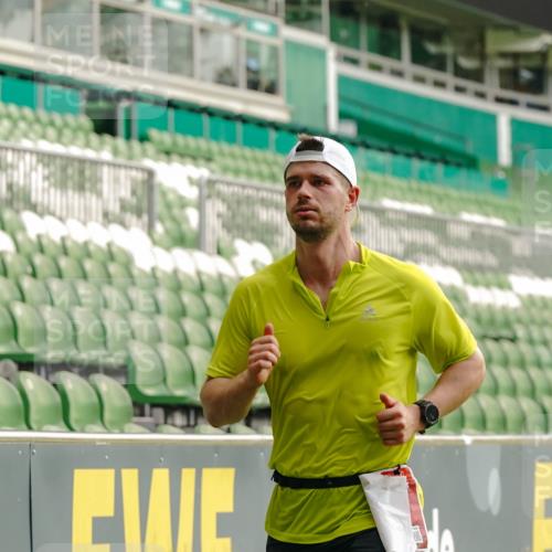 13.09.2026 - 21. swb-Marathon Bremen Michael Burmester http://msf.ph/oto/10429858 13.09.2026 12:14:12 Laufen im Stadion 245, 540, 822, 1149, 1046, 1651, 1671, 2054 meine-sportfotos.de