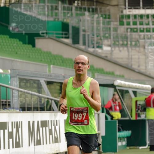 13.09.2026 - 21. swb-Marathon Bremen Michael Burmester http://msf.ph/oto/10429940 13.09.2026 12:14:58 Laufen im Stadion 245, 540, 822, 1028, 1670, 1766, 1997, 614, 1046, 1651, 1671, 2054 meine-sportfotos.de