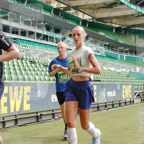 13.09.2026 - 21. swb-Marathon Bremen Michael Burmester http://msf.ph/oto/10429987 13.09.2026 13:03:35 Laufen im Stadion 209, 210, 488, 534, 596, 722, 725, 762, 881, 936, 940, 1014, 1250, 1343, 1458, 1460, 1479, 1611, 1649, 1653, 1771, 2223, 2276, 2345, 2364, 2369, 2378, 2421, 2434, 2513, 2625, 2666, 2668, 2779, 2851, 2891, 2900, 2934, 2977, 3028, 3114, 3135, 3163, 3164, 3258, 3360, 3402, 3425, 3454, 3460, 3496, 3510, 3521, 3576, 3579, 3585, 3597, 3603, 3618, 3721, 3796, 3846, 3852, 3859, 3893, 3938, 3970, 3983, 4000, 4077, 4133, 4506, 4558, 242 meine-sportfotos.de