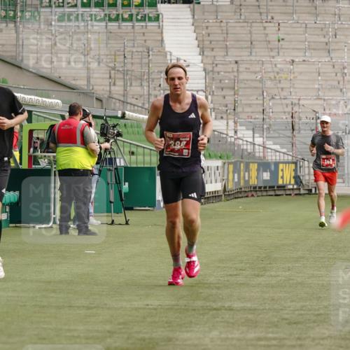 13.09.2026 - 21. swb-Marathon Bremen Michael Burmester http://msf.ph/oto/10430643 13.09.2026 12:23:42 Laufen im Stadion 129, 149, 236, 289, 798, 1483, 1490, 1567, 634, 1957 meine-sportfotos.de
