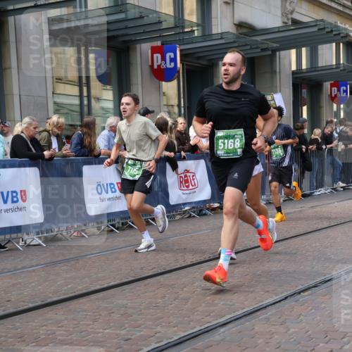 13.09.2026 - 21. swb-Marathon Bremen Strokosch-Dieckow http://msf.ph/oto/10430696 13.09.2026 13:10:36 Ziel 335, 384, 697, 1385, 1498, 2021, 2347, 2759, 4023, 4475, 4571, 5066, 5079, 5155, 5168, 5314, 5387, 6471, 6657, 7115, 7136, 8183, 9410, 9622, 9659, 13248, 604, 640, 1181, 1277, 1554, 2605, 3959, 4727, 5066, 5152, 5532, 5620, 5648, 6267, 7881, 8033, 8064, 8709 meine-sportfotos.de