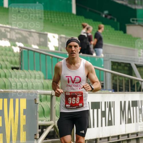 13.09.2026 - 21. swb-Marathon Bremen Michael Burmester http://msf.ph/oto/10430847 13.09.2026 12:25:26 Laufen im Stadion 149, 447, 814, 968, 1187, 1313, 1544, 1840, 2044, 2143, 236, 642, 1957 meine-sportfotos.de