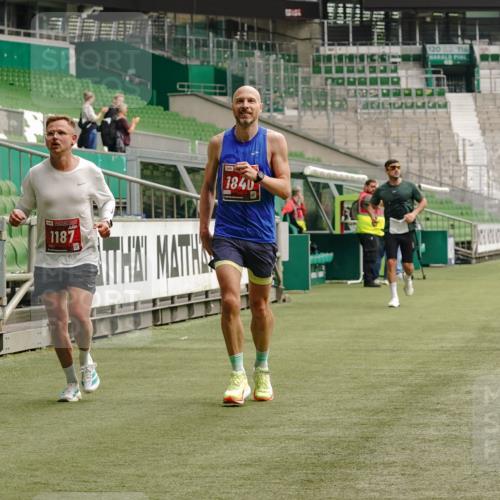 13.09.2026 - 21. swb-Marathon Bremen Michael Burmester http://msf.ph/oto/10430959 13.09.2026 12:25:50 Laufen im Stadion 206, 322, 447, 814, 841, 875, 968, 1187, 1313, 1544, 1840, 2044, 2143, 129, 236, 642 meine-sportfotos.de