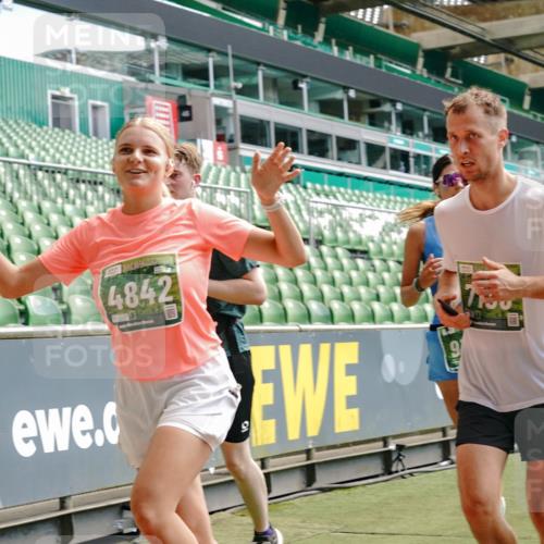 13.09.2026 - 21. swb-Marathon Bremen Michael Burmester http://msf.ph/oto/10431180 13.09.2026 13:04:07 Laufen im Stadion 178, 209, 210, 488, 534, 565, 596, 725, 762, 881, 940, 1014, 1239, 1343, 1373, 1456, 1458, 1460, 1479, 1611, 1649, 1653, 1656, 1687, 1771, 2223, 2276, 2369, 2421, 2430, 2434, 2452, 2513, 2625, 2723, 2779, 2851, 2867, 2872, 2891, 2900, 2910, 2919, 2934, 2957, 2977, 3028, 3114, 3135, 3217, 3320, 3360, 3402, 3419, 3425, 3454, 3460, 3496, 3510, 3521, 3576, 3579, 3585, 3597, 3618, 3796, 3846, 3859, 3909, 3938, 3970, 3983, 4077, 4133, 242 meine-sportfotos.de