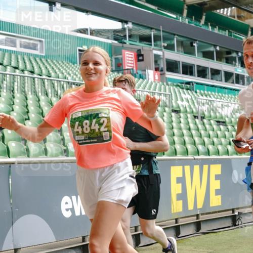 13.09.2026 - 21. swb-Marathon Bremen Michael Burmester http://msf.ph/oto/10431190 13.09.2026 13:04:07 Laufen im Stadion 178, 209, 210, 488, 534, 565, 596, 725, 762, 881, 940, 1014, 1239, 1343, 1373, 1456, 1458, 1460, 1479, 1611, 1649, 1653, 1656, 1687, 1771, 2223, 2276, 2369, 2421, 2430, 2434, 2452, 2513, 2625, 2723, 2779, 2851, 2867, 2872, 2891, 2900, 2910, 2919, 2934, 2957, 2977, 3028, 3114, 3135, 3217, 3320, 3360, 3402, 3419, 3425, 3454, 3460, 3496, 3510, 3521, 3576, 3579, 3585, 3597, 3618, 3796, 3846, 3859, 3909, 3938, 3970, 3983, 4077, 4133, 242 meine-sportfotos.de