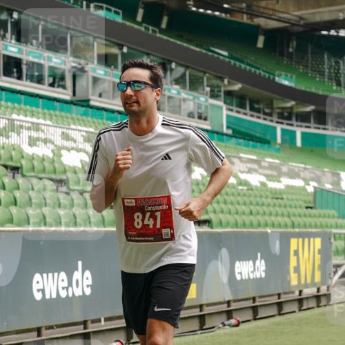 13.09.2026 - 21. swb-Marathon Bremen Michael Burmester http://msf.ph/oto/10431307 13.09.2026 12:26:54 Laufen im Stadion 103, 206, 238, 322, 420, 447, 841, 875, 968, 1187, 1352, 1840, 2032, 2044, 2143, 129, 149, 236, 289, 798, 1483, 1490, 1567 meine-sportfotos.de