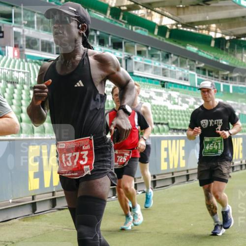 13.09.2026 - 21. swb-Marathon Bremen Michael Burmester http://msf.ph/oto/10432191 13.09.2026 13:04:35 Laufen im Stadion 178, 209, 210, 323, 488, 534, 536, 565, 596, 647, 725, 762, 881, 940, 1073, 1239, 1243, 1307, 1308, 1343, 1373, 1456, 1458, 1479, 1627, 1649, 1653, 1656, 1687, 1771, 1780, 1914, 1932, 1941, 2023, 2089, 2126, 2223, 2241, 2301, 2369, 2430, 2434, 2452, 2602, 2625, 2723, 2742, 2764, 2851, 2867, 2872, 2891, 2910, 2919, 2934, 2957, 2959, 2977, 2985, 3028, 3030, 3135, 3217, 3278, 3320, 3343, 3360, 3402, 3419, 3425, 3454, 3510, 3521, 3579, 3597, 3618, 3796, 3846, 3859, 3909, 242 meine-sportfotos.de