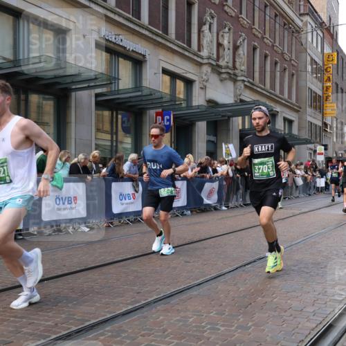 13.09.2026 - 21. swb-Marathon Bremen Strokosch-Dieckow http://msf.ph/oto/10432208 13.09.2026 13:11:52 Ziel 493, 2444, 2447, 2820, 3336, 3362, 3703, 3830, 4283, 4698, 5940, 6107, 6739, 7328, 7521, 7621, 8981, 13013, 826, 863, 4368, 4651, 5521, 5585, 5893, 6059, 6668, 8982, 8996, 9398, 13055 meine-sportfotos.de