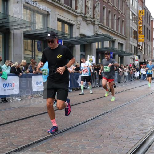 13.09.2026 - 21. swb-Marathon Bremen Strokosch-Dieckow http://msf.ph/oto/10432261 13.09.2026 13:11:55 Ziel 493, 899, 2444, 2447, 2820, 3336, 3362, 3703, 3830, 4283, 5940, 6107, 6739, 7328, 7521, 7621, 8981, 13013, 826, 863, 2444, 4368, 4651, 4698, 5521, 5585, 5893, 6059, 6668, 8996, 9398, 13055 meine-sportfotos.de