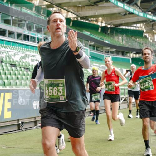13.09.2026 - 21. swb-Marathon Bremen Michael Burmester http://msf.ph/oto/10432450 13.09.2026 13:04:41 Laufen im Stadion 178, 209, 210, 244, 323, 488, 534, 536, 565, 596, 647, 725, 762, 881, 940, 1073, 1239, 1243, 1307, 1308, 1343, 1373, 1456, 1458, 1479, 1627, 1649, 1653, 1656, 1687, 1771, 1780, 1914, 1932, 1941, 2023, 2089, 2126, 2223, 2241, 2301, 2369, 2430, 2434, 2452, 2602, 2625, 2723, 2742, 2764, 2851, 2867, 2872, 2891, 2910, 2919, 2934, 2957, 2959, 2977, 2985, 3028, 3030, 3217, 3278, 3320, 3343, 3360, 3402, 3419, 3425, 3444, 3454, 3510, 3521, 3579, 3597, 3618, 3796, 3846, 3859, 3909, 242 meine-sportfotos.de