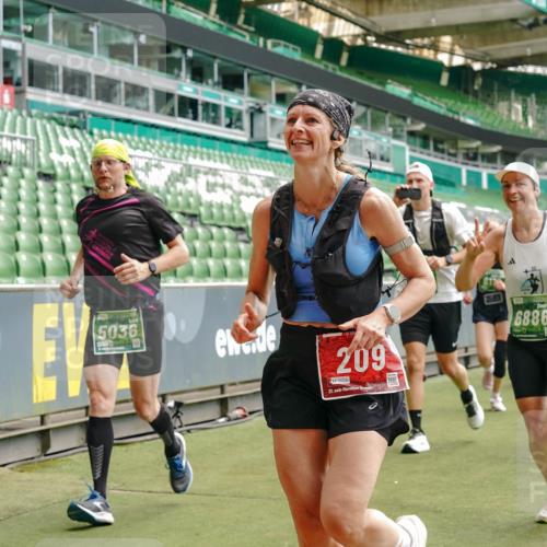 13.09.2026 - 21. swb-Marathon Bremen Michael Burmester http://msf.ph/oto/10432628 13.09.2026 13:04:43 Laufen im Stadion 178, 209, 210, 244, 323, 488, 534, 536, 565, 596, 647, 725, 881, 940, 1073, 1239, 1243, 1307, 1308, 1343, 1373, 1456, 1458, 1479, 1627, 1649, 1653, 1656, 1687, 1771, 1780, 1914, 1932, 1941, 2023, 2089, 2126, 2223, 2241, 2301, 2369, 2430, 2434, 2452, 2602, 2625, 2723, 2742, 2764, 2851, 2867, 2872, 2891, 2910, 2919, 2934, 2957, 2959, 2977, 2985, 3028, 3030, 3217, 3278, 3320, 3343, 3402, 3419, 3425, 3444, 3454, 3485, 3510, 3521, 3579, 3597, 3618, 3796, 3846, 3859, 3909, 242 meine-sportfotos.de