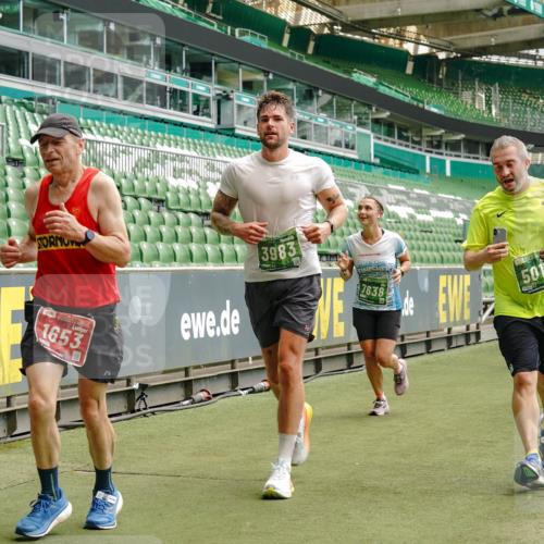 13.09.2026 - 21. swb-Marathon Bremen Michael Burmester http://msf.ph/oto/10432946 13.09.2026 13:04:48 Laufen im Stadion 178, 209, 210, 244, 323, 488, 534, 536, 565, 596, 647, 725, 881, 900, 1073, 1239, 1243, 1307, 1308, 1343, 1373, 1456, 1458, 1479, 1627, 1649, 1653, 1656, 1687, 1771, 1780, 1914, 1932, 1941, 2023, 2089, 2126, 2223, 2241, 2301, 2369, 2430, 2434, 2452, 2602, 2625, 2723, 2742, 2764, 2851, 2867, 2872, 2891, 2910, 2919, 2934, 2957, 2959, 2977, 2985, 3028, 3030, 3217, 3278, 3320, 3343, 3402, 3419, 3425, 3444, 3454, 3485, 3510, 3521, 3579, 3597, 3618, 3796, 3846, 3859, 3909, 242 meine-sportfotos.de