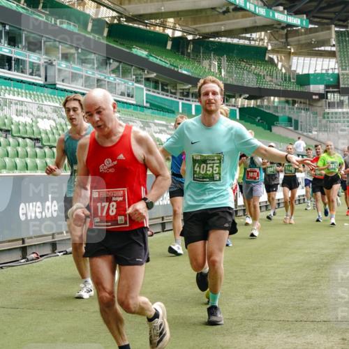 13.09.2026 - 21. swb-Marathon Bremen Michael Burmester http://msf.ph/oto/10433207 13.09.2026 13:04:52 Laufen im Stadion 178, 209, 210, 244, 323, 394, 488, 534, 536, 565, 596, 647, 725, 881, 891, 900, 1073, 1239, 1243, 1307, 1308, 1343, 1373, 1380, 1456, 1458, 1479, 1627, 1649, 1653, 1656, 1687, 1771, 1780, 1914, 1932, 1941, 2023, 2089, 2126, 2223, 2241, 2301, 2369, 2430, 2434, 2452, 2602, 2723, 2742, 2764, 2851, 2867, 2872, 2891, 2910, 2919, 2957, 2959, 2977, 2985, 3028, 3030, 3217, 3278, 3320, 3343, 3402, 3419, 3425, 3444, 3454, 3485, 3521, 3579, 3618, 3796, 3909, 242 meine-sportfotos.de