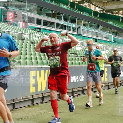13.09.2026 - 21. swb-Marathon Bremen Michael Burmester http://msf.ph/oto/10433367 13.09.2026 13:04:55 Laufen im Stadion 178, 209, 210, 244, 323, 394, 488, 534, 536, 565, 647, 725, 881, 891, 900, 1073, 1239, 1243, 1307, 1308, 1343, 1373, 1380, 1456, 1479, 1627, 1649, 1653, 1656, 1687, 1771, 1780, 1914, 1932, 1941, 2023, 2089, 2126, 2223, 2241, 2265, 2301, 2369, 2430, 2452, 2602, 2723, 2742, 2764, 2851, 2867, 2872, 2891, 2910, 2919, 2957, 2959, 2977, 2985, 3028, 3030, 3217, 3278, 3320, 3343, 3402, 3419, 3425, 3444, 3454, 3485, 3521, 3579, 3618, 3796, 3909, 242 meine-sportfotos.de