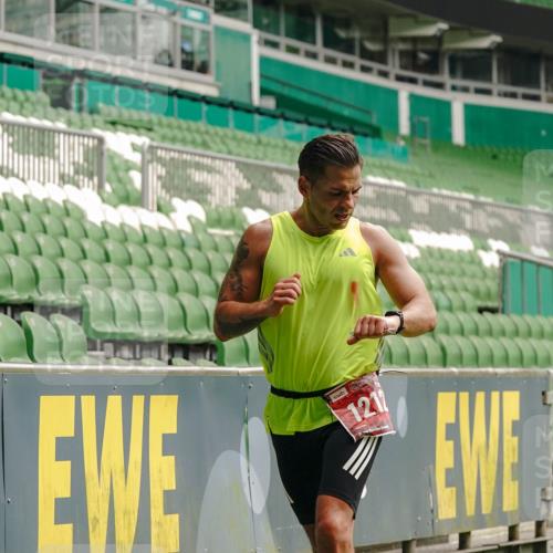 13.09.2026 - 21. swb-Marathon Bremen Michael Burmester http://msf.ph/oto/10433663 13.09.2026 12:34:00 Laufen im Stadion 250, 272, 299, 525, 919, 1089, 1212, 1606, 1629, 2072, 5428, 7741, 314, 520, 1168, 1214, 1357, 1453, 1639, 4474, 5212, 6485, 6507, 8285 meine-sportfotos.de