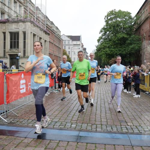 13.09.2026 - Kiel Lauf Yannick Fuchs http://msf.ph/oto/10433768 13.09.2026 09:47:34 Ziel 466, 591, 3192, 3373, 3629, 4011, 4479, 4480, 5517, 6072, 6639, 6696, 7767, 8503, 8540, 8777, 8833, 9528, 9634, 9936, 10789, 544, 1235, 1324, 2587, 2759, 2870, 4940, 5167, 5217, 5351, 6575, 7461, 8231, 8524, 9091, 10009, 10076, 10224, 10555, 10742, 10744, 11862, 11964, 12635, 390, 1743, 2241, 2755, 3735, 3812, 4103, 4225, 4365, 4400, 4460, 4952, 5215, 6078, 6942, 8096, 9697, 10823, 11396, 11654, 12007, 12099, 12167, 12393, 1402, 2718, 2759, 2779 meine-sportfotos.de