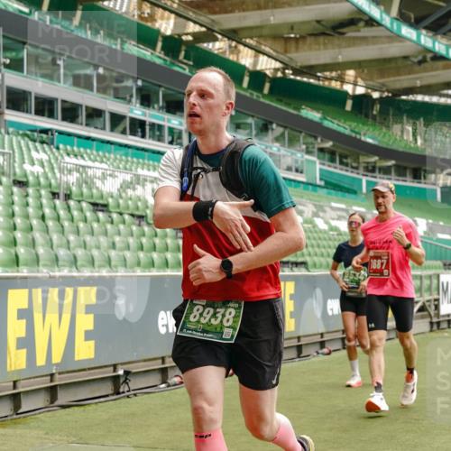 13.09.2026 - 21. swb-Marathon Bremen Michael Burmester http://msf.ph/oto/10433809 13.09.2026 13:05:02 Laufen im Stadion 178, 209, 210, 244, 323, 394, 534, 536, 565, 647, 725, 881, 891, 900, 1073, 1239, 1243, 1307, 1308, 1343, 1373, 1380, 1456, 1479, 1627, 1649, 1653, 1656, 1687, 1780, 1914, 1932, 1941, 2023, 2089, 2126, 2223, 2241, 2244, 2265, 2301, 2310, 2369, 2430, 2452, 2464, 2602, 2723, 2742, 2764, 2851, 2867, 2872, 2891, 2910, 2919, 2957, 2959, 2985, 3028, 3030, 3115, 3217, 3278, 3320, 3343, 3419, 3425, 3444, 3454, 3485, 3521, 3579, 3796, 3909, 242 meine-sportfotos.de