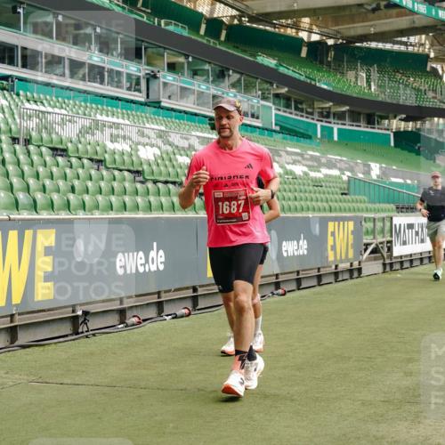 13.09.2026 - 21. swb-Marathon Bremen Michael Burmester http://msf.ph/oto/10433869 13.09.2026 13:05:03 Laufen im Stadion 178, 209, 210, 244, 323, 394, 534, 536, 565, 647, 725, 881, 891, 900, 1073, 1239, 1243, 1307, 1308, 1343, 1373, 1380, 1456, 1479, 1627, 1649, 1653, 1656, 1687, 1780, 1914, 1932, 1941, 2023, 2089, 2126, 2223, 2241, 2244, 2265, 2301, 2310, 2369, 2430, 2452, 2464, 2602, 2723, 2742, 2764, 2851, 2867, 2872, 2891, 2910, 2919, 2957, 2959, 2985, 3028, 3030, 3115, 3217, 3278, 3320, 3343, 3419, 3425, 3444, 3454, 3485, 3521, 3579, 3796, 3909, 242 meine-sportfotos.de