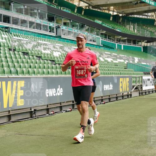 13.09.2026 - 21. swb-Marathon Bremen Michael Burmester http://msf.ph/oto/10433888 13.09.2026 13:05:03 Laufen im Stadion 178, 209, 210, 244, 323, 394, 534, 536, 565, 647, 725, 881, 891, 900, 1073, 1239, 1243, 1307, 1308, 1343, 1373, 1380, 1456, 1479, 1627, 1649, 1653, 1656, 1687, 1780, 1914, 1932, 1941, 2023, 2089, 2126, 2223, 2241, 2244, 2265, 2301, 2310, 2369, 2430, 2452, 2464, 2602, 2723, 2742, 2764, 2851, 2867, 2872, 2891, 2910, 2919, 2957, 2959, 2985, 3028, 3030, 3115, 3217, 3278, 3320, 3343, 3419, 3425, 3444, 3454, 3485, 3521, 3579, 3796, 3909, 242 meine-sportfotos.de