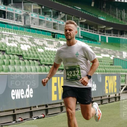 13.09.2026 - 21. swb-Marathon Bremen Michael Burmester http://msf.ph/oto/10433942 13.09.2026 12:34:45 Laufen im Stadion 250, 272, 299, 525, 919, 1089, 1212, 1875, 2072, 5428, 417, 573, 943, 1020, 1126, 1168, 1214, 1357, 1453, 1507, 1639, 2100, 4474, 5212, 6485, 6507, 8044, 8285 meine-sportfotos.de