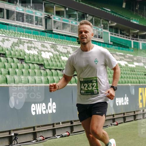 13.09.2026 - 21. swb-Marathon Bremen Michael Burmester http://msf.ph/oto/10433952 13.09.2026 12:34:45 Laufen im Stadion 250, 272, 299, 525, 919, 1089, 1212, 1875, 2072, 5428, 417, 573, 943, 1020, 1126, 1168, 1214, 1357, 1453, 1507, 1639, 2100, 4474, 5212, 6485, 6507, 8044, 8285 meine-sportfotos.de