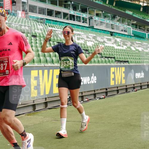 13.09.2026 - 21. swb-Marathon Bremen Michael Burmester http://msf.ph/oto/10433986 13.09.2026 13:05:04 Laufen im Stadion 178, 209, 210, 217, 244, 323, 394, 534, 536, 565, 647, 725, 881, 891, 900, 1073, 1239, 1243, 1307, 1308, 1343, 1373, 1380, 1456, 1479, 1533, 1627, 1649, 1653, 1656, 1687, 1780, 1914, 1932, 1941, 2023, 2089, 2126, 2241, 2244, 2265, 2301, 2310, 2369, 2430, 2452, 2464, 2602, 2723, 2742, 2764, 2851, 2867, 2872, 2891, 2910, 2919, 2957, 2959, 2985, 3028, 3030, 3115, 3217, 3278, 3320, 3343, 3419, 3425, 3444, 3454, 3485, 3521, 3579, 3796, 3909, 242 meine-sportfotos.de