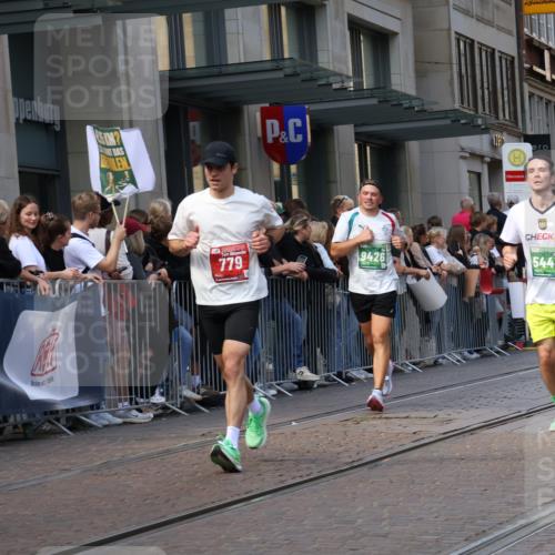 13.09.2026 - 21. swb-Marathon Bremen Strokosch-Dieckow http://msf.ph/oto/10434928 13.09.2026 13:13:34 Ziel 524, 670, 683, 1433, 1704, 1707, 1937, 2422, 2701, 2824, 3236, 3413, 5443, 5593, 5610, 6451, 7210, 7283, 7707, 8118, 9426, 9635, 9884, 10105, 13099, 280, 779, 2130, 2360, 2401, 2767, 2882, 2962, 3566, 6038, 6394, 6407, 7493, 8197, 8464, 8477, 8568, 8840, 8963, 9442 meine-sportfotos.de