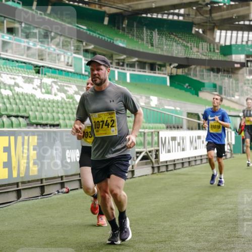 13.09.2026 - 21. swb-Marathon Bremen Michael Burmester http://msf.ph/oto/10435166 13.09.2026 10:25:32 Laufen im Stadion 10143, 10228, 10312, 10328, 10336, 10337, 10342, 10346, 10358, 10398, 10447, 10454, 10456, 10593, 10618, 10632, 10735, 10742, 10775, 10806, 10816, 10861, 10866, 10972, 10987, 10988, 11015, 11019, 11020, 11088, 11108, 11143, 11155, 11187, 11199, 11209, 11232, 11265, 11312, 11375, 11442, 11447, 11468, 11527, 11607, 11615, 11630, 11632, 11704, 11758, 11779, 11826, 11895, 11948, 12246, 12281, 12406, 12426, 12442, 12525, 13520, 13585, 13586 meine-sportfotos.de