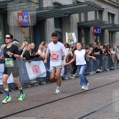 13.09.2026 - 21. swb-Marathon Bremen Strokosch-Dieckow http://msf.ph/oto/10436164 13.09.2026 13:14:20 Ziel 199, 376, 615, 616, 1043, 1125, 1455, 1492, 1814, 2251, 2847, 2971, 2997, 3012, 3057, 3085, 3175, 3821, 3834, 4097, 4246, 4569, 4586, 4685, 5239, 5649, 5794, 5836, 5962, 6130, 6472, 6506, 7117, 7251, 7782, 7826, 8366, 8409, 8456, 9242, 9868, 10016, 107, 235, 469, 1433, 1542, 1613, 1998, 2043, 2084, 2203, 2701, 2824, 2913, 2922, 3545, 4452, 4728, 5593, 5610, 5986, 6145, 7029, 7435, 7591, 7659, 7963, 8118, 8886, 8919, 9783, 10105 meine-sportfotos.de