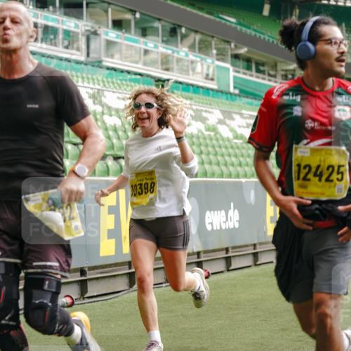 13.09.2026 - 21. swb-Marathon Bremen Michael Burmester http://msf.ph/oto/10436271 13.09.2026 10:26:10 Laufen im Stadion 10143, 10210, 10214, 10228, 10289, 10312, 10318, 10319, 10336, 10342, 10346, 10352, 10358, 10398, 10436, 10445, 10447, 10454, 10456, 10464, 10504, 10536, 10541, 10583, 10593, 10632, 10735, 10742, 10775, 10806, 10807, 10816, 10861, 10866, 10873, 10987, 10988, 10992, 11015, 11019, 11020, 11063, 11088, 11108, 11130, 11135, 11155, 11187, 11199, 11209, 11232, 11265, 11279, 11312, 11375, 11447, 11468, 11527, 11607, 11615, 11704, 11758, 11948, 12406, 12426 meine-sportfotos.de