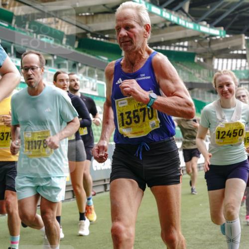 13.09.2026 - 21. swb-Marathon Bremen Michael Burmester http://msf.ph/oto/10445001 13.09.2026 10:29:04 Laufen im Stadion 10162, 10170, 10183, 10189, 10200, 10218, 10223, 10253, 10267, 10270, 10293, 10294, 10316, 10329, 10334, 10348, 10381, 10393, 10421, 10426, 10467, 10508, 10525, 10537, 10538, 10544, 10585, 10594, 10655, 10709, 10734, 10739, 10761, 10763, 10770, 10814, 10825, 10827, 10835, 10840, 10846, 10876, 10910, 10917, 10923, 10966, 10993, 11005, 11007, 11018, 11035, 11058, 11076, 11087, 11092, 11109, 11111, 11170 meine-sportfotos.de