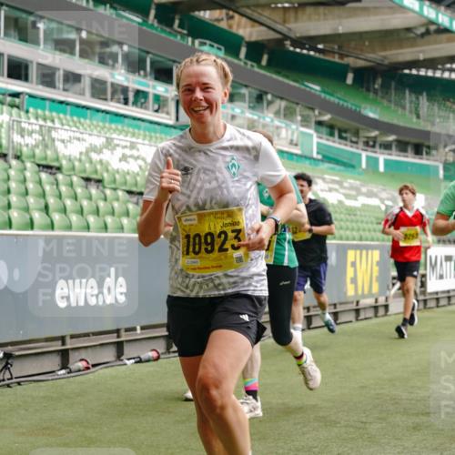 13.09.2026 - 21. swb-Marathon Bremen Michael Burmester http://msf.ph/oto/10448917 13.09.2026 10:30:31 Laufen im Stadion 10141, 10162, 10174, 10183, 10193, 10218, 10227, 10233, 10253, 10281, 10284, 10304, 10334, 10339, 10359, 10381, 10392, 10426, 10448, 10452, 10467, 10479, 10515, 10537, 10577, 10585, 10588, 10641, 10652, 10684, 10685, 10714, 10734, 10757, 10761, 10763, 10764, 10765, 10780, 10808, 10821, 10822, 10825, 10827, 10837, 10838, 10862, 10863, 10884, 10886, 10887, 10906, 10966, 10984, 11002, 11038, 11109, 11350, 11379 meine-sportfotos.de